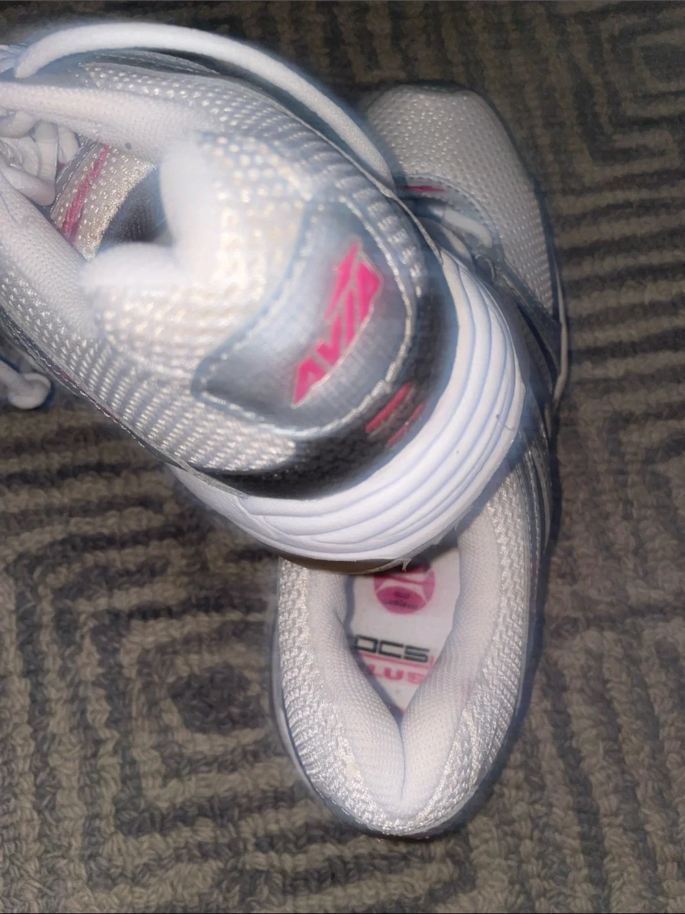 BN Avia Women’s show White and SilverAthletic Sneakers, size 6